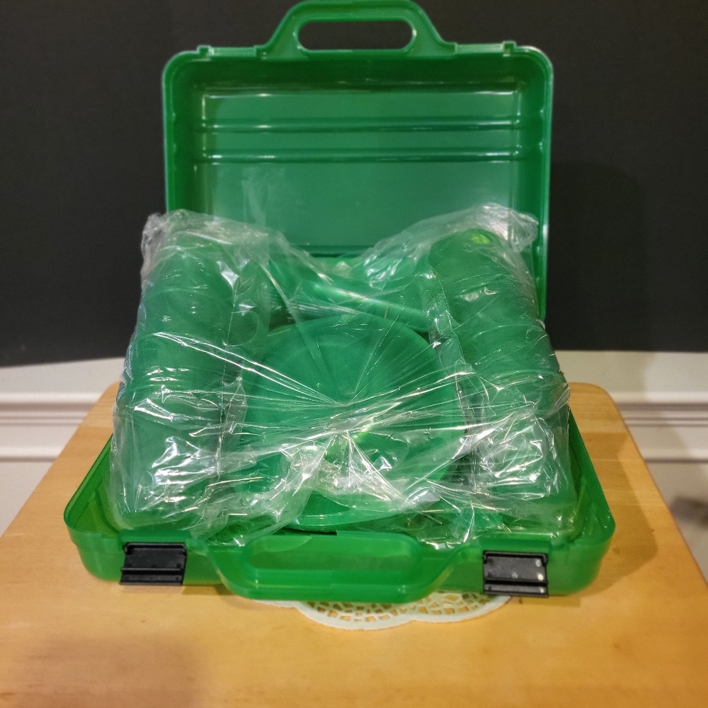 Picnic Dinnerware Plastic Carrying Case Traveling Dinnerware for 6